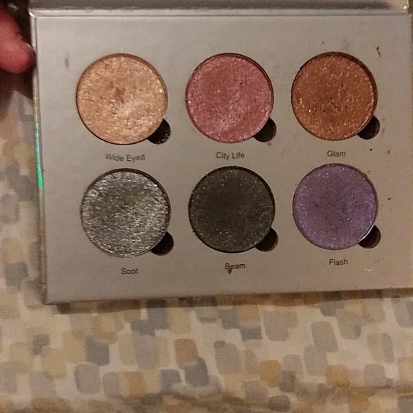 Eye shadow - Picture 2 of 2